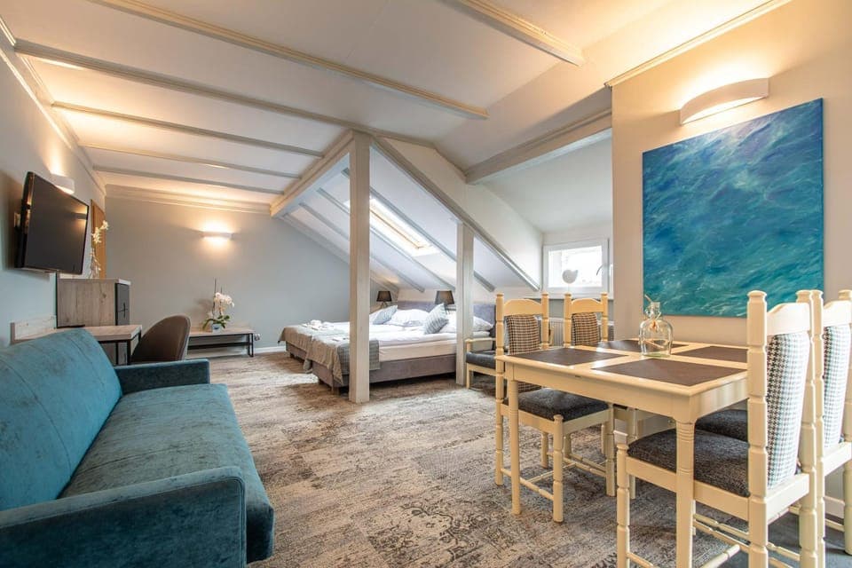 Nightclub / DJ, Photo of the whole room, Seating area, Dining area, Family