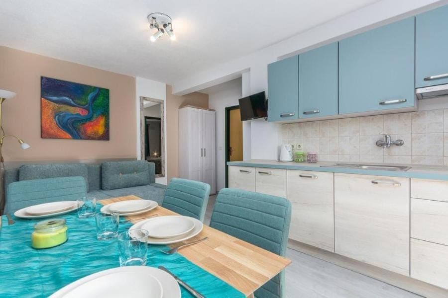 Kitchen or kitchenette, Dining area