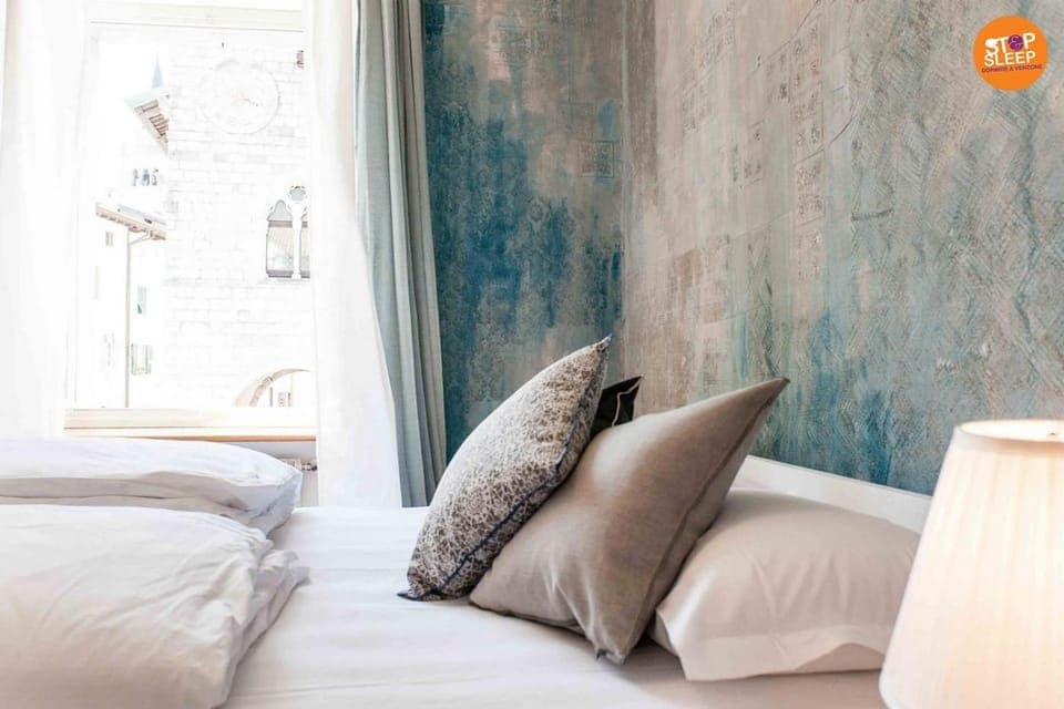 Bed, Bedroom, City view, Landmark view, Quiet street view