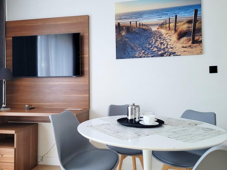 TV and multimedia, Coffee/tea facilities, Dining area