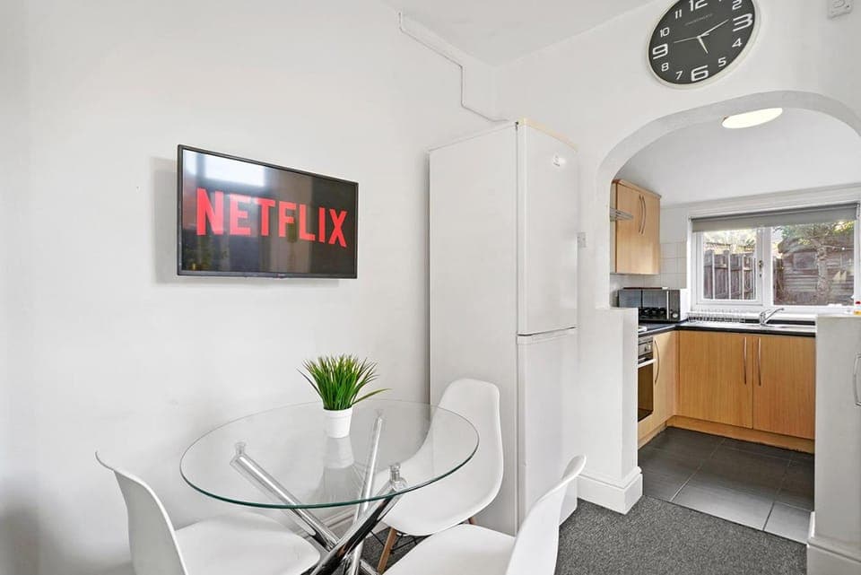 Photo of the whole room, Dining area, kitchen, kitchen