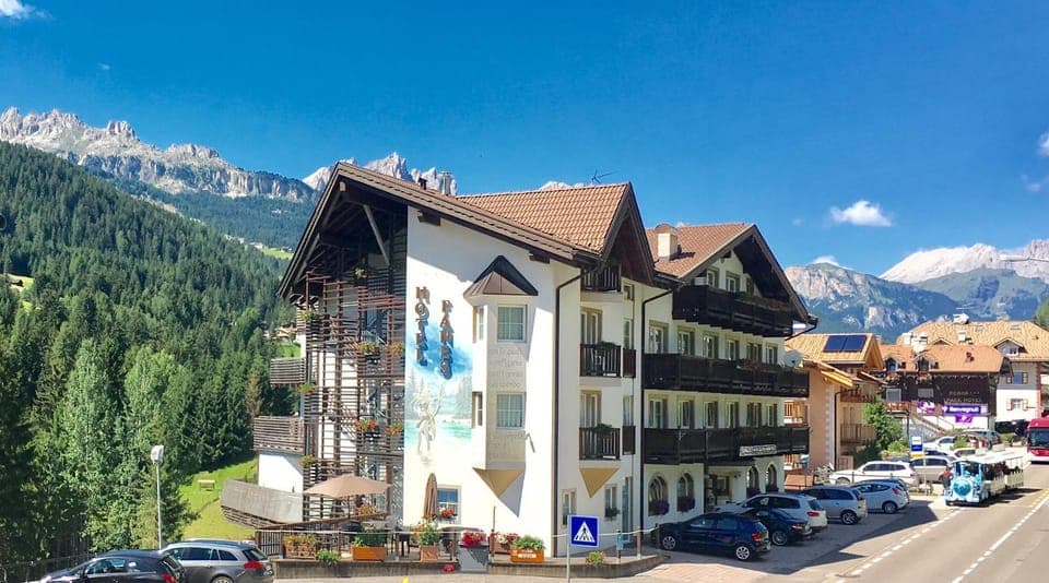 Facade/entrance, Mountain view, River view, Street view