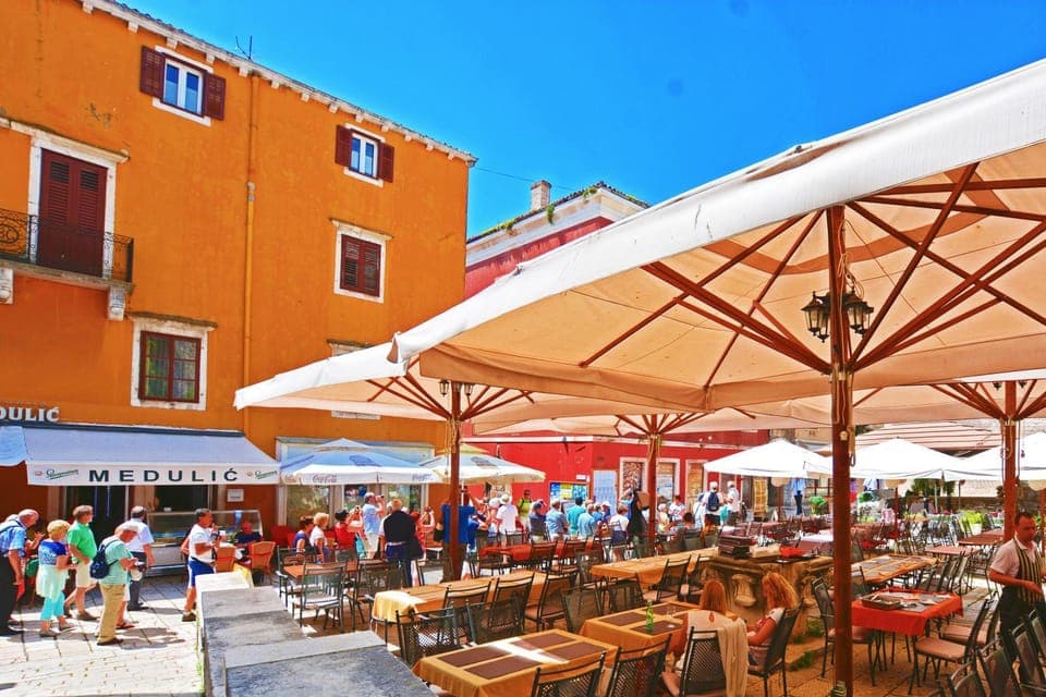 Nearby landmark, Restaurant/places to eat, Off site, Neighbourhood, Shopping Area, Breakfast