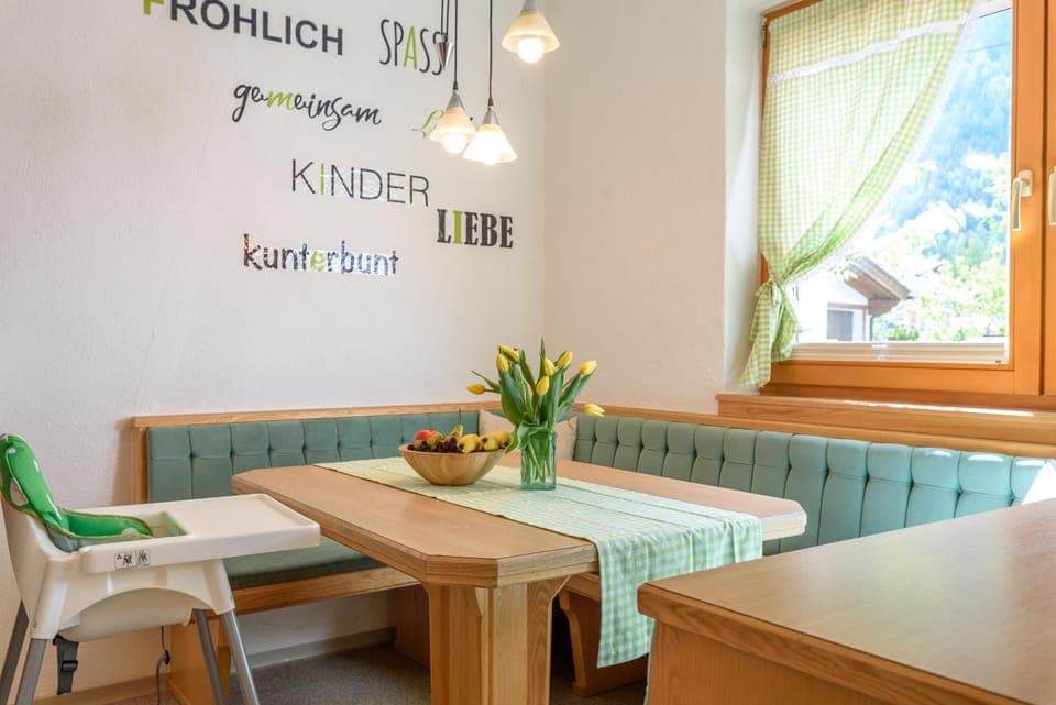 Seating area, Dining area, kitchen