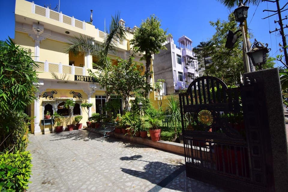 Property building, Patio, Facade/entrance