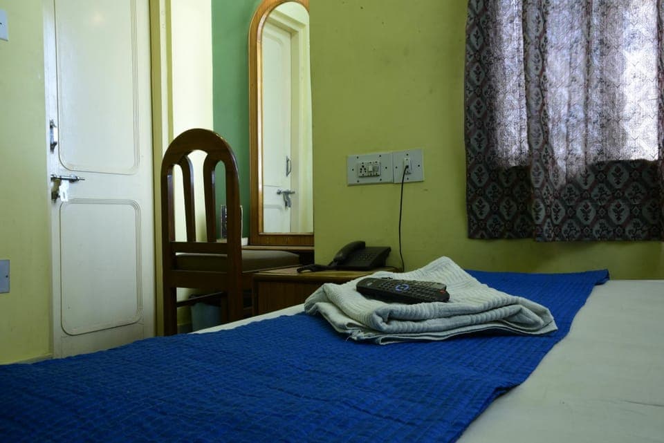 Spring, Bed, Day, Night, Winter, Summer, Bathroom, Bedroom, Autumn, On site, Seasons, Time of day, Sunrise, Sunset