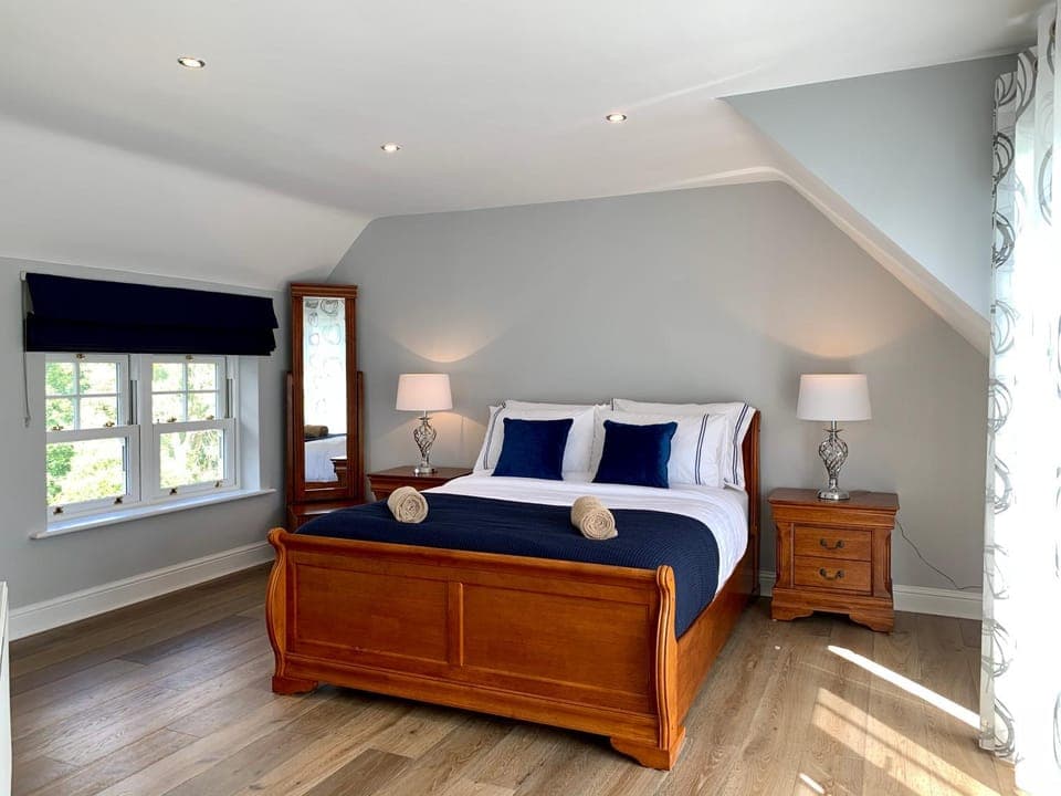 Shower, Toilet, Bed, People, Garden, Bathroom, View (from property/room), Other, Photo of the whole room, Decorative detail, Bedroom, Garden view, Family