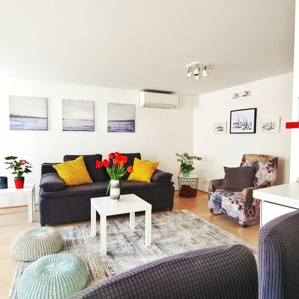 TV and multimedia, Living room, Seating area, air conditioner