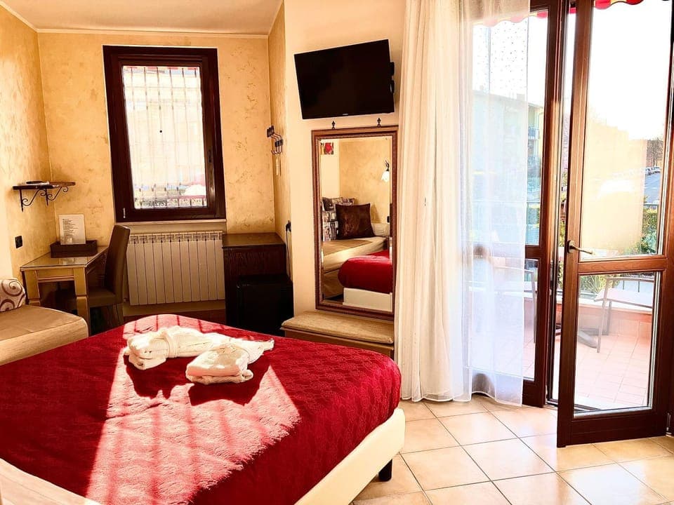 Bed, TV and multimedia, Balcony/Terrace, Photo of the whole room, Bedroom
