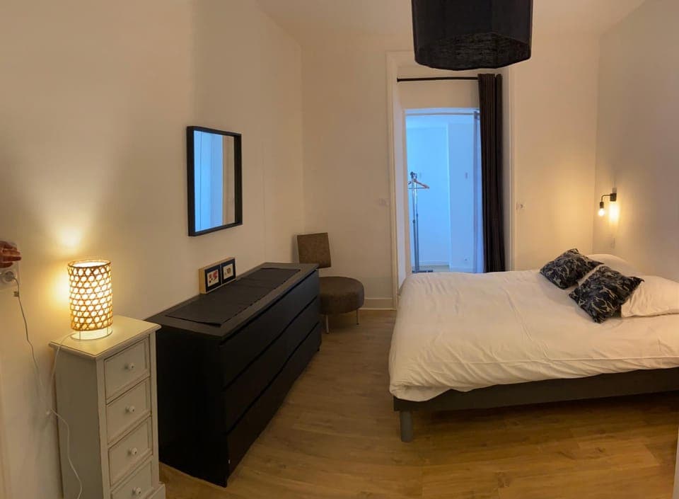 Photo of the whole room, Bedroom