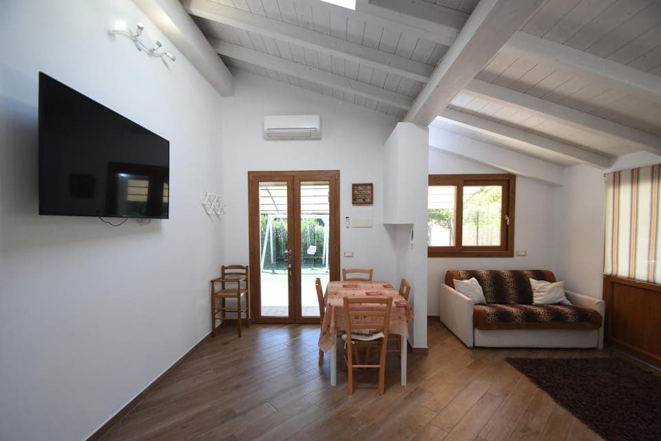 Bed, TV and multimedia, Living room, air conditioner