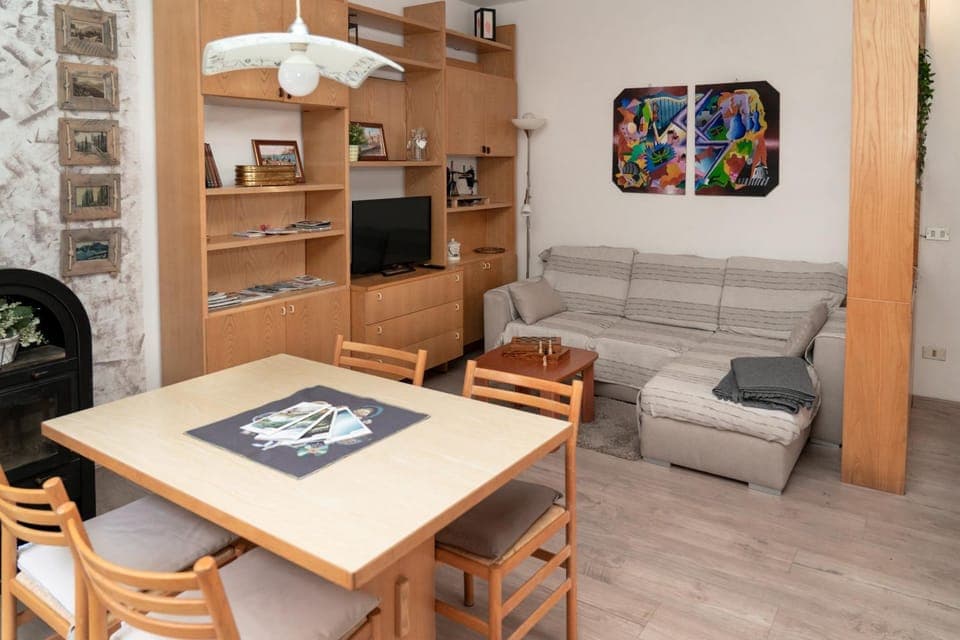 TV and multimedia, Living room, Seating area, Dining area, Evening entertainment