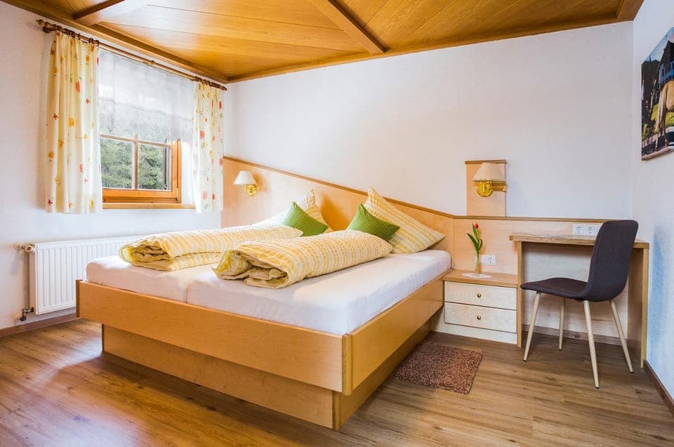 Photo of the whole room, Bedroom, Family