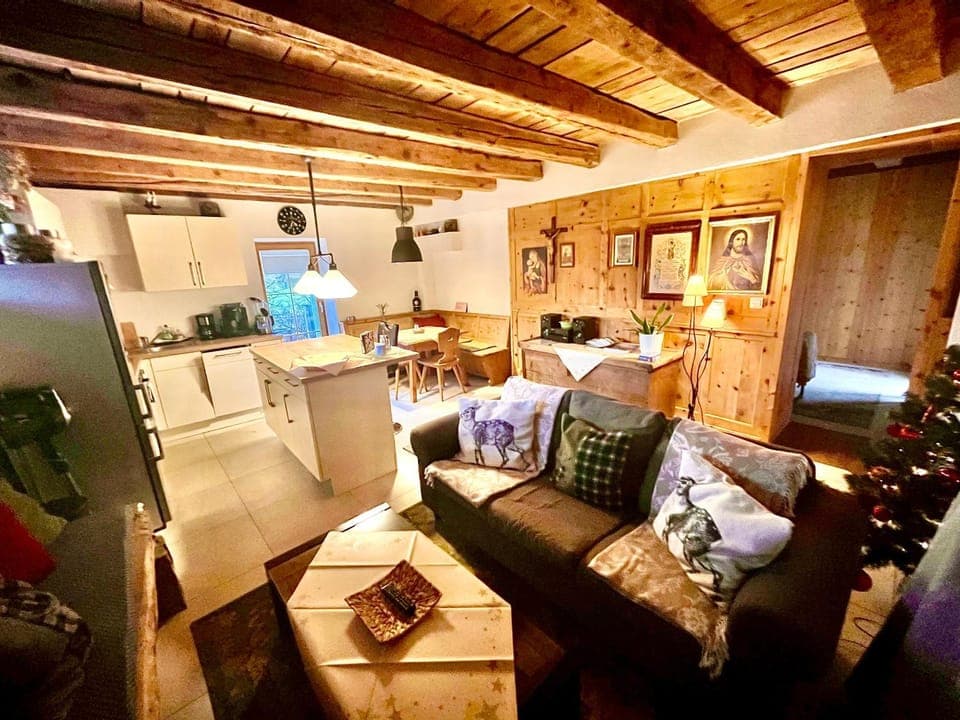 Kitchen or kitchenette, Living room, Seating area, Dining area