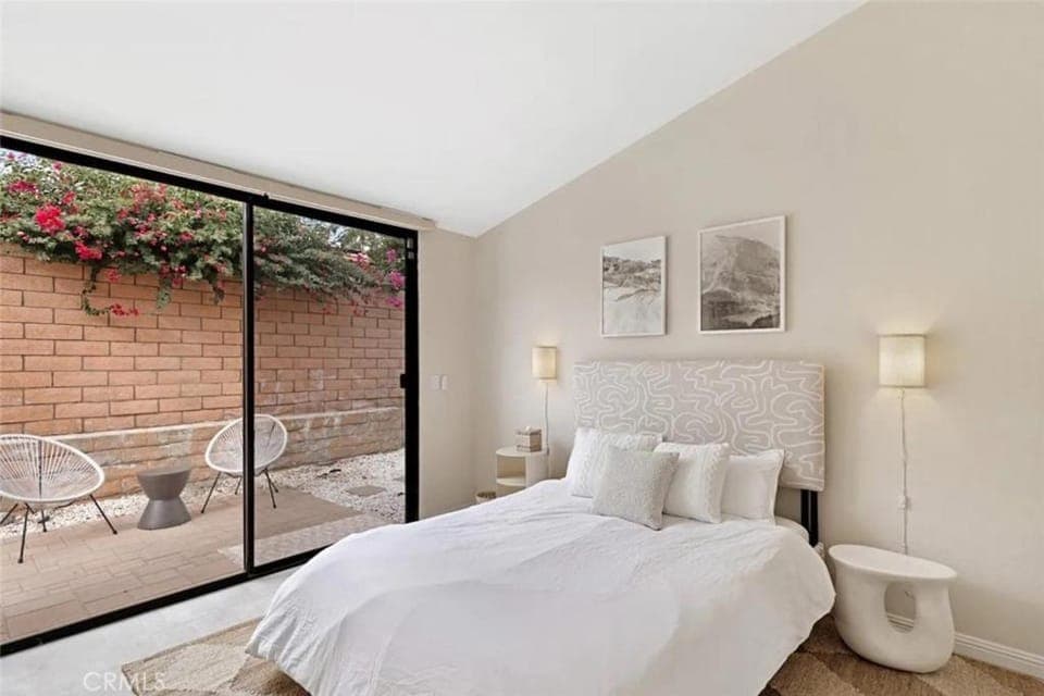 Shower, Toilet, Patio, Bed, Garden, TV and multimedia, Photo of the whole room, Bedroom, internet, wardrobe, air conditioner