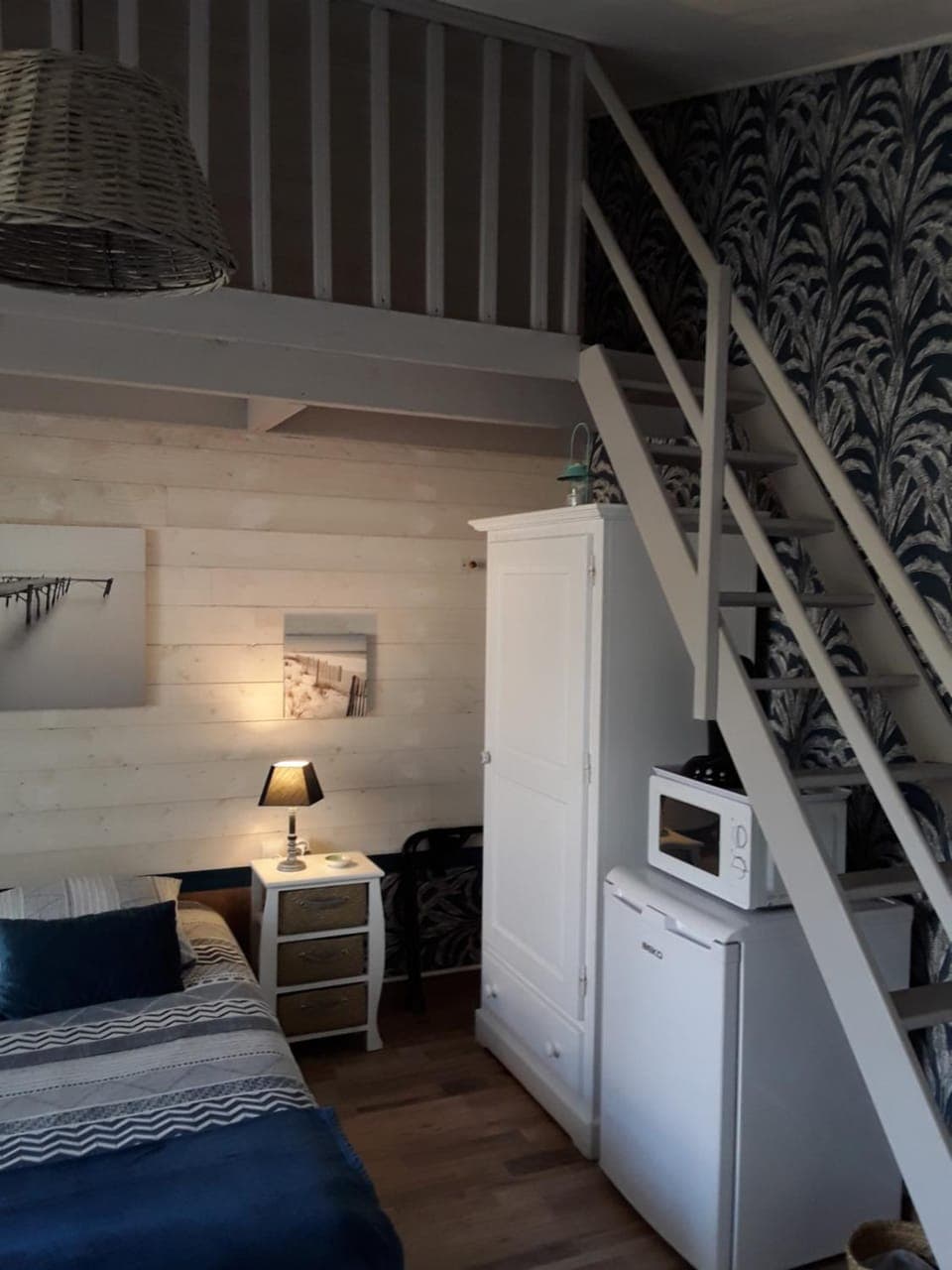 Kitchen or kitchenette, minibar