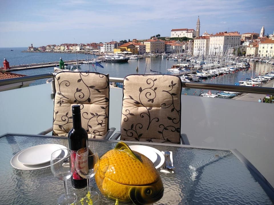 Balcony/Terrace, Balcony/Terrace, Seating area, Food, City view, Sea view, Alcoholic drinks