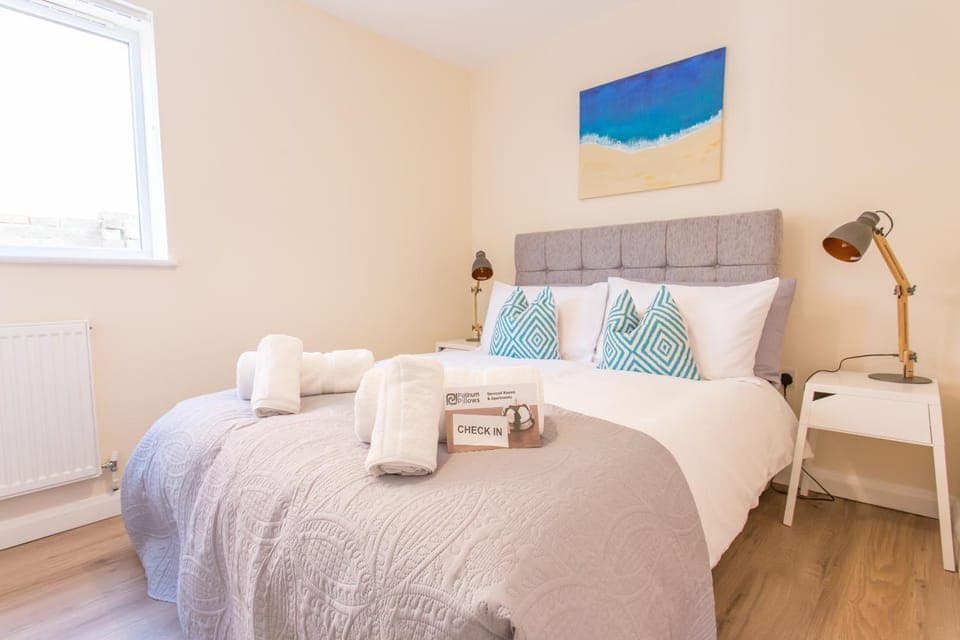 Bed, Photo of the whole room, Bedroom, towels