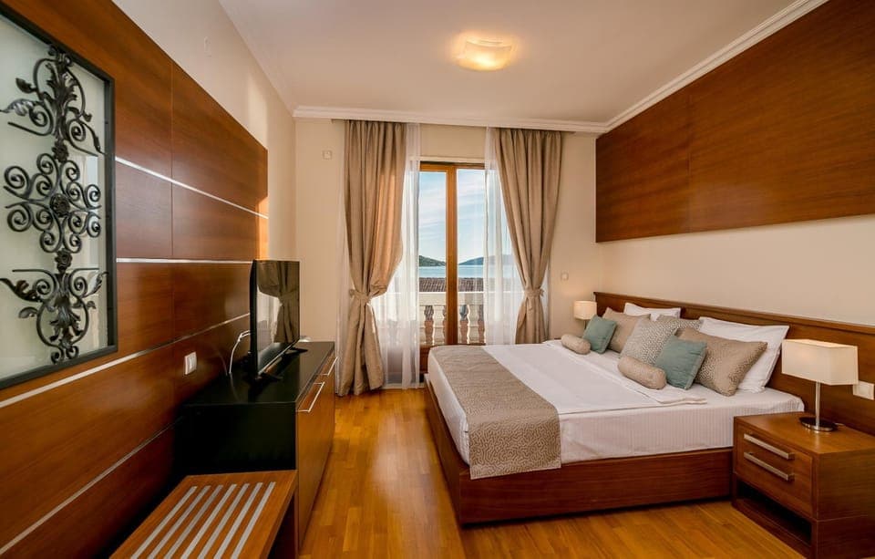 TV and multimedia, Photo of the whole room, Decorative detail, Bedroom, Sea view