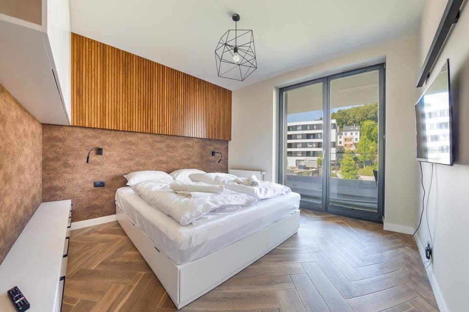 Bed, TV and multimedia, Bedroom