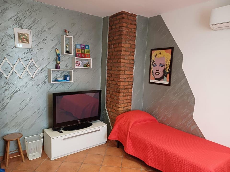 Bed, TV and multimedia, Living room, Seating area, Evening entertainment, air conditioner