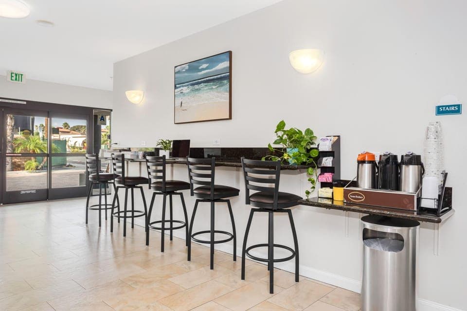 Communal lounge/ TV room, On-site shops, TV and multimedia, Coffee/tea facilities, Lobby or reception, Business facilities, Seating area, On site, ATM, vending machine, laundry, washing machine