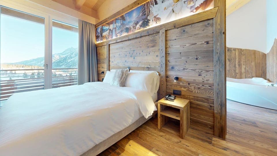 Photo of the whole room, Bedroom, Mountain view