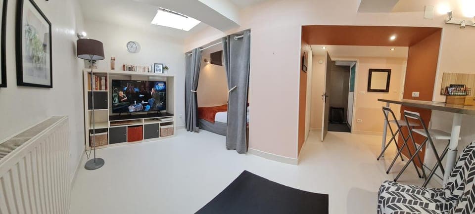 Communal lounge/ TV room, Bed, TV and multimedia