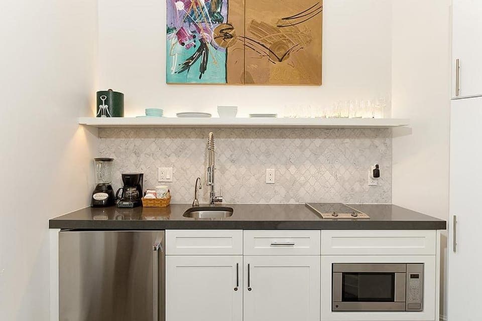Kitchen or kitchenette, minibar