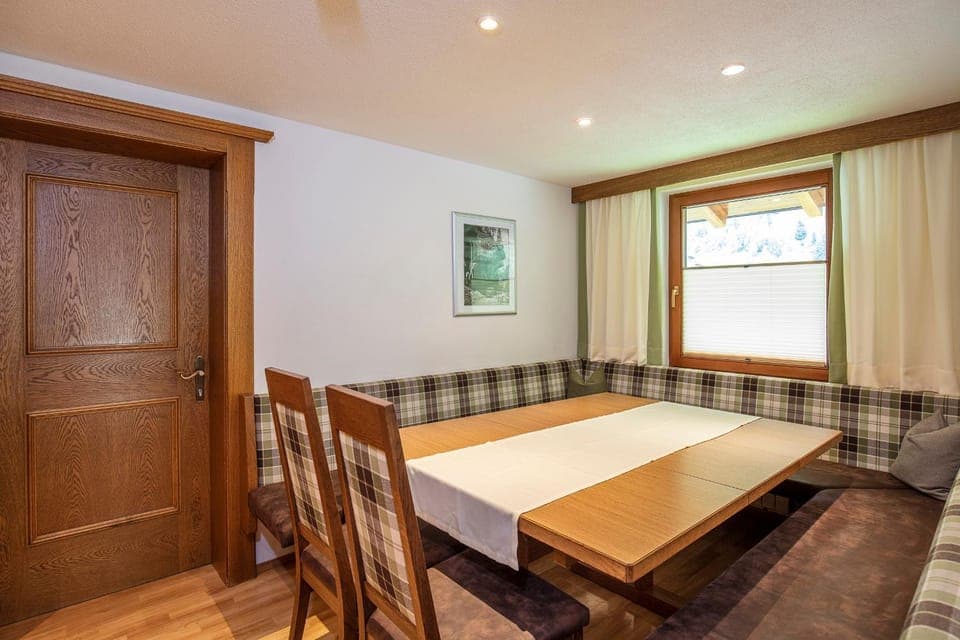 Seating area, Dining area