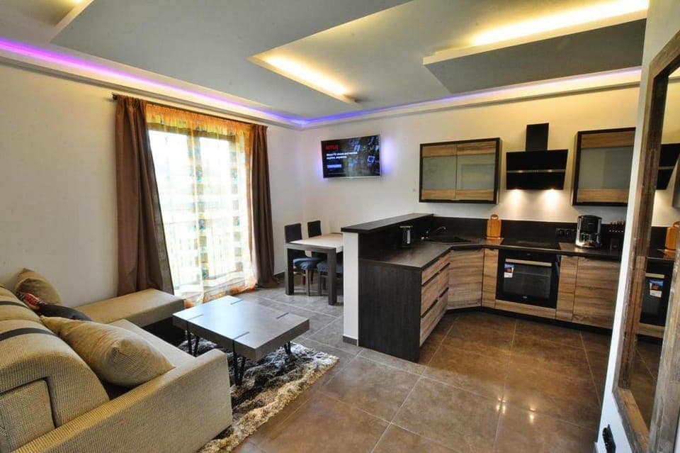 TV and multimedia, Kitchen or kitchenette, Living room, Photo of the whole room, Seating area, Dining area