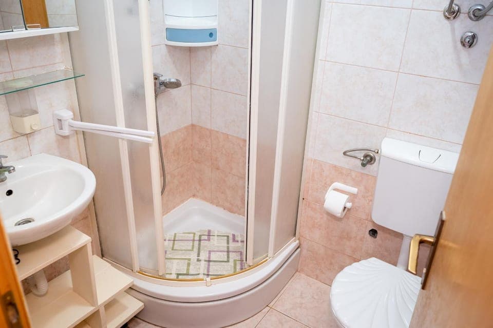 Shower, Toilet, Bathroom, Swimming pool, towels