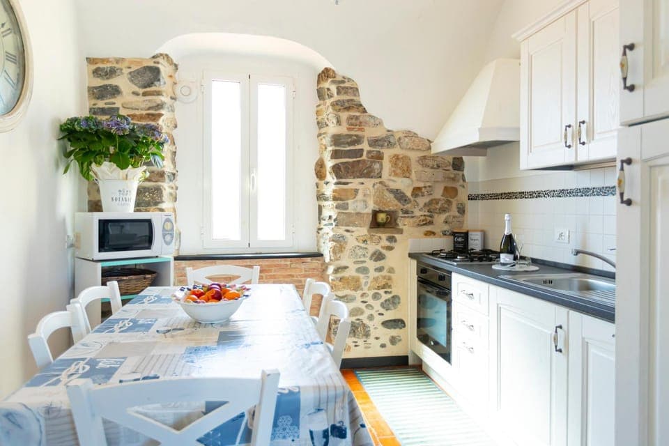 Kitchen or kitchenette, Dining area, oven, stove