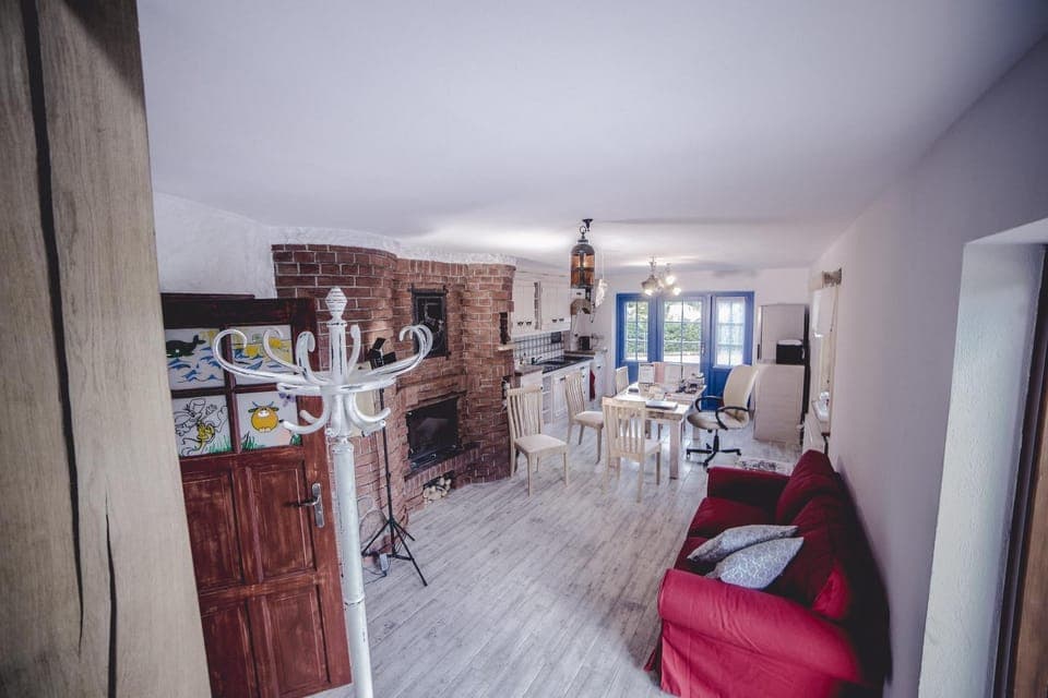 Seating area, Dining area, fireplace