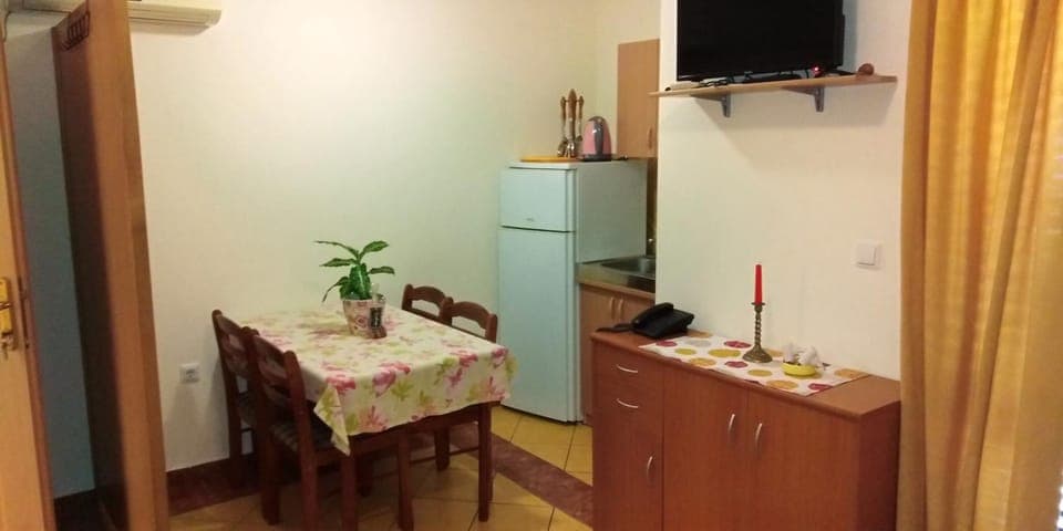 Kitchen or kitchenette, Dining area