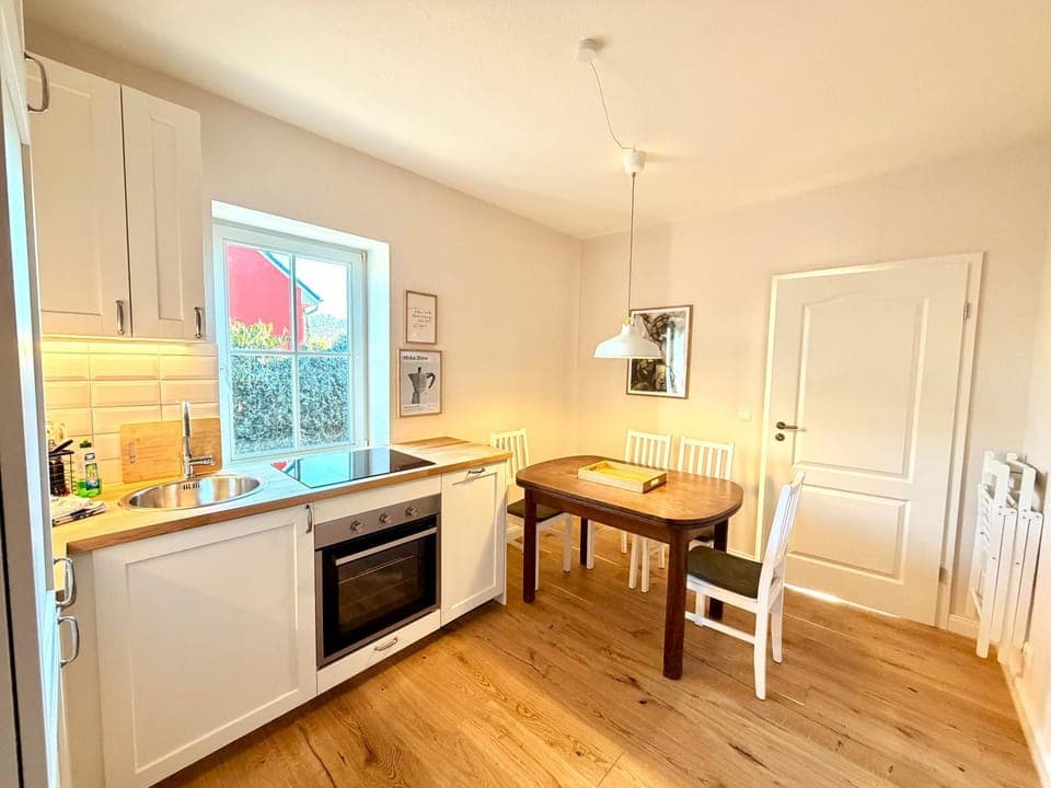 Kitchen or kitchenette, Dining area, oven, stove