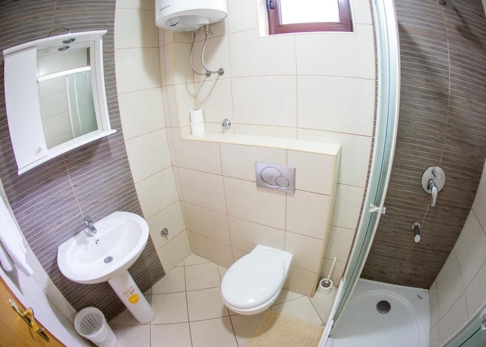 Shower, Toilet, Day, Winter, Bathroom, Bedroom, On site