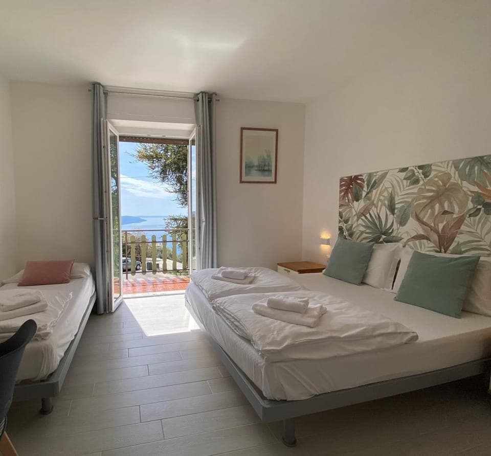 Balcony/Terrace, Bedroom, Lake view