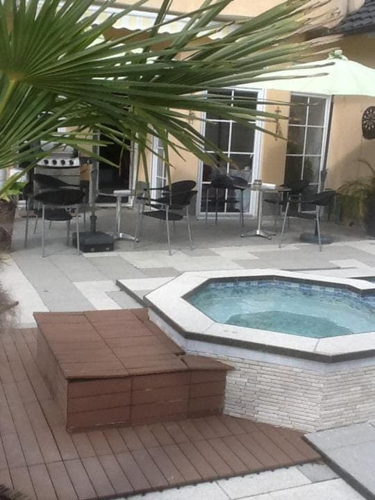 Property building, Hot Tub, Decorative detail, Pool view