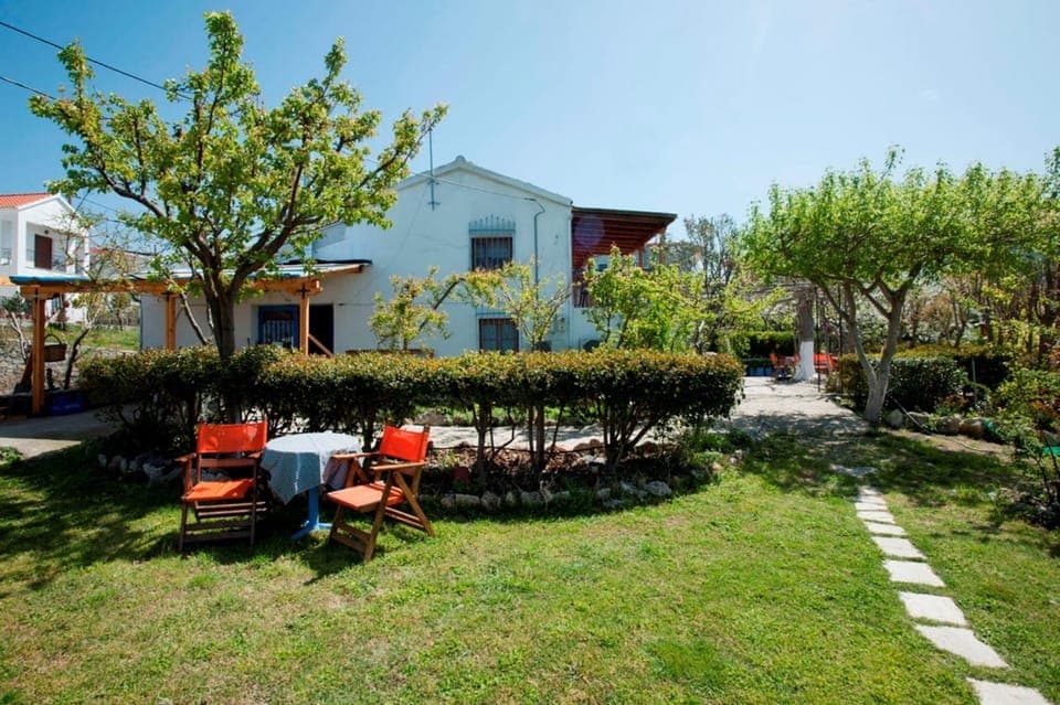 Property building, Decorative detail, Garden view