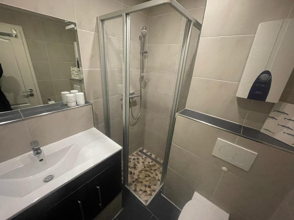 Shower, Toilet, Bathroom, towels