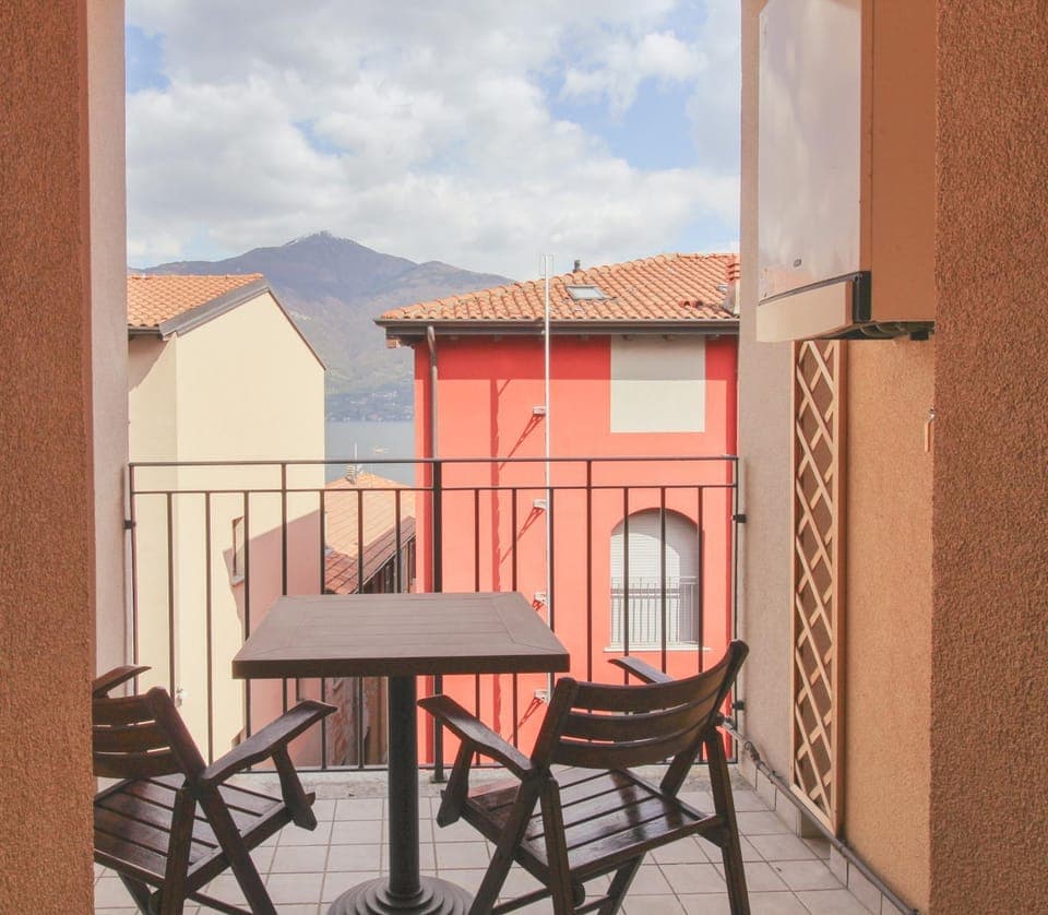 Property building, Balcony/Terrace, Lake view