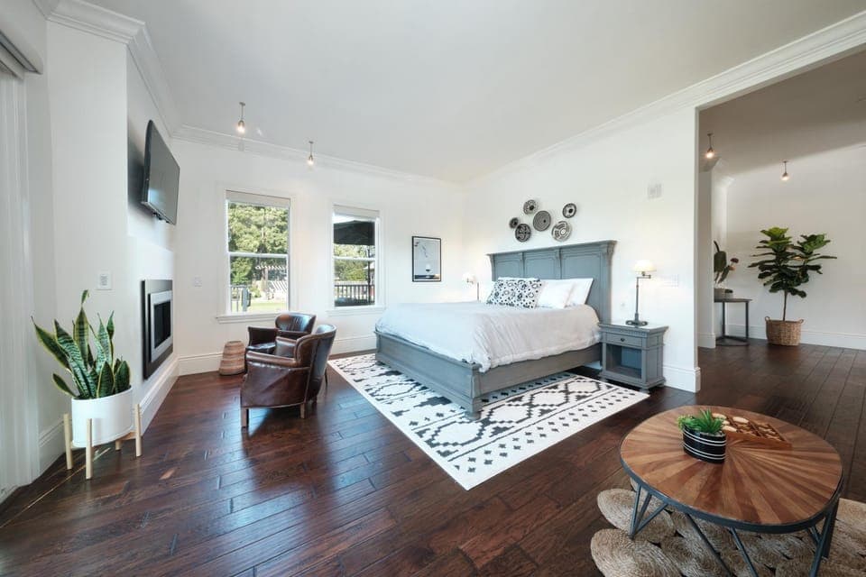 TV and multimedia, Photo of the whole room, Decorative detail, Seating area