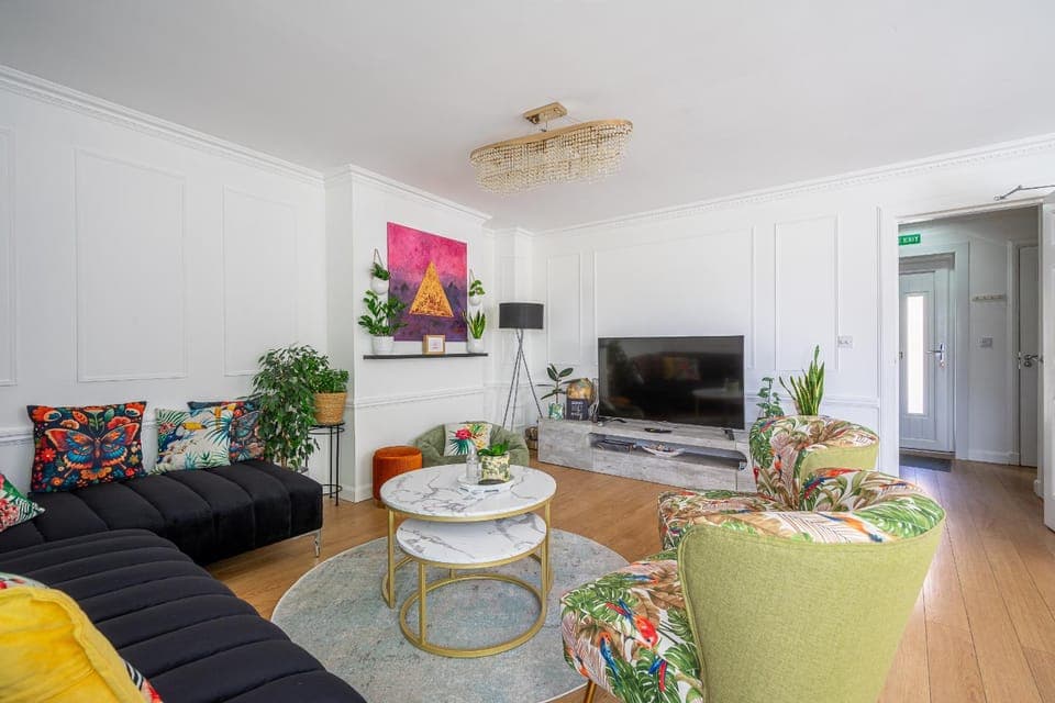 Communal lounge/ TV room, TV and multimedia, Living room, Seating area, Evening entertainment