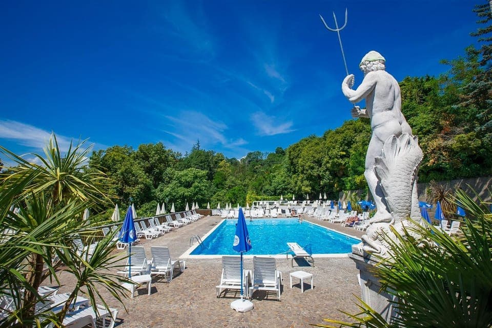 Swimming pool, sunbed