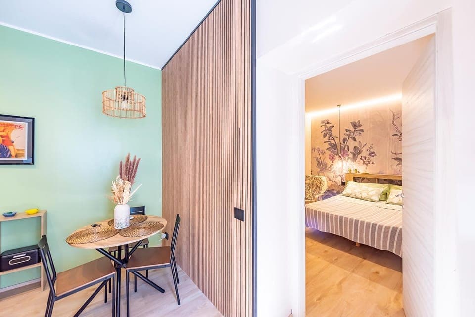 Photo of the whole room, Dining area