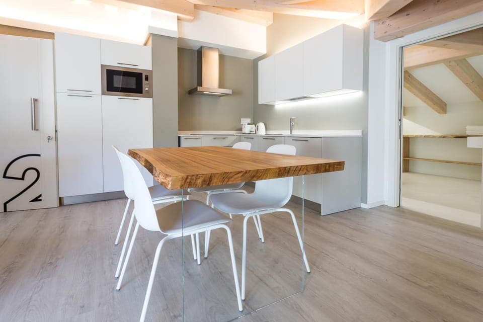 Kitchen or kitchenette, Dining area