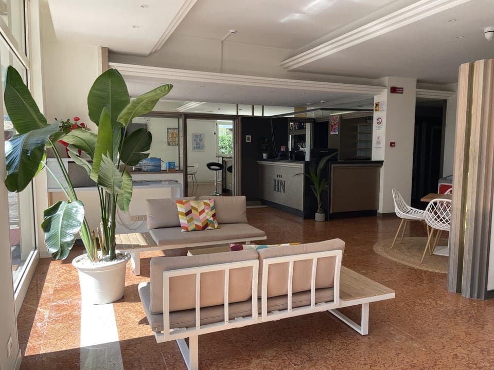 Communal lounge/ TV room, Lobby or reception, Lounge or bar