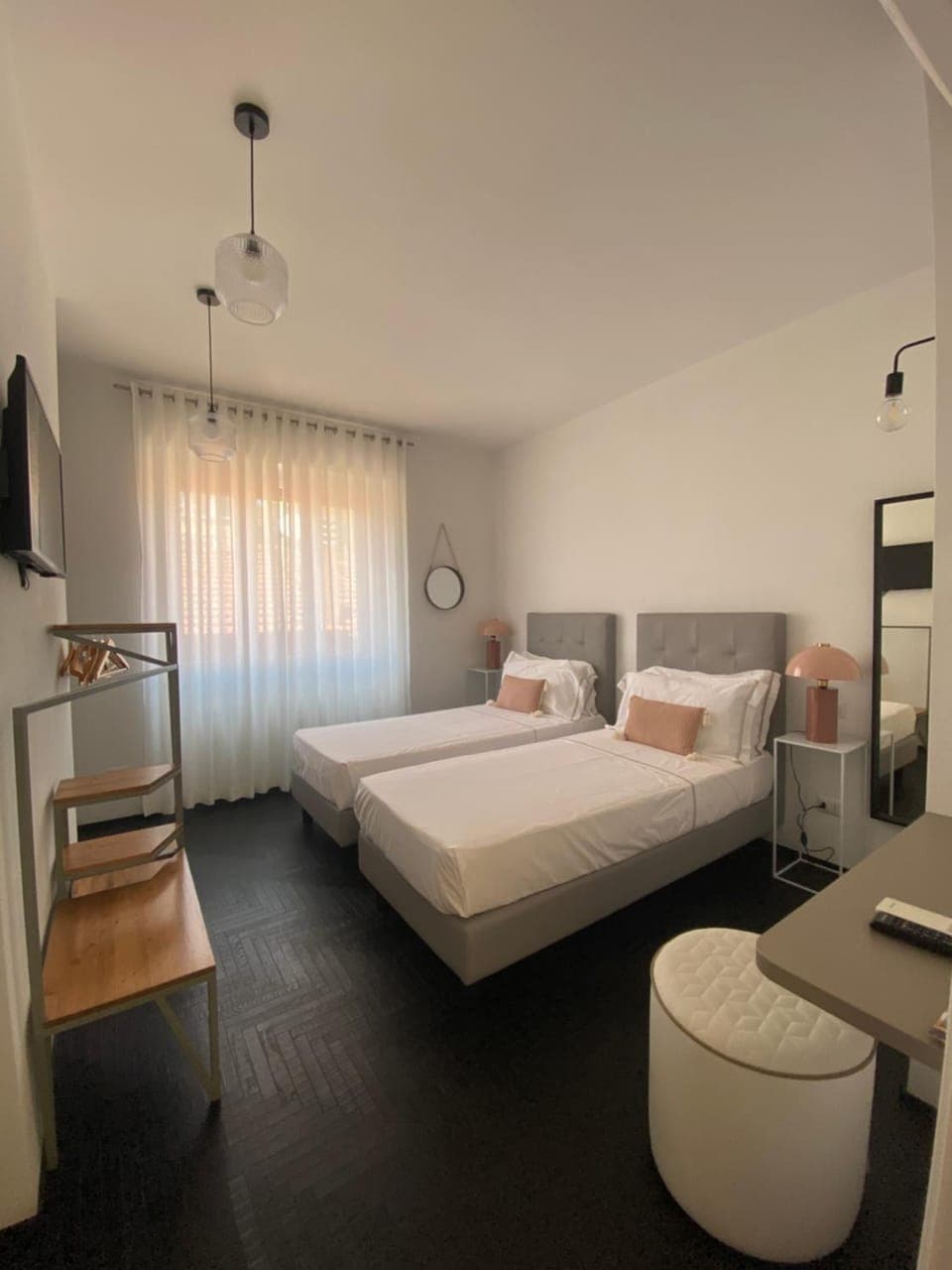 Bed, TV and multimedia, Photo of the whole room