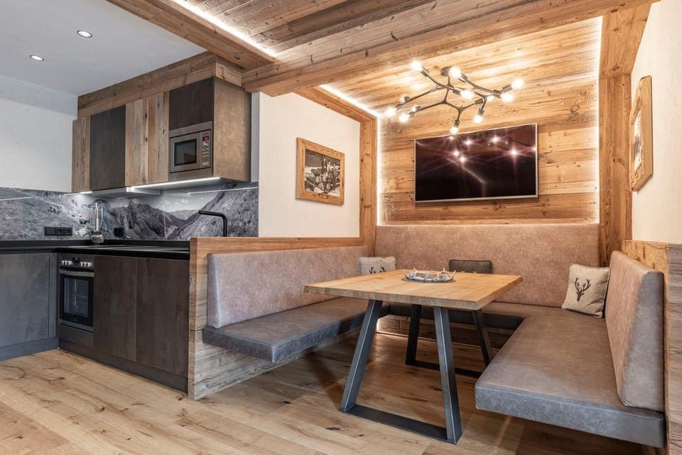 Kitchen or kitchenette, Seating area, Dining area, dishwasher, microwave, oven, pet friendly, stove, toaster